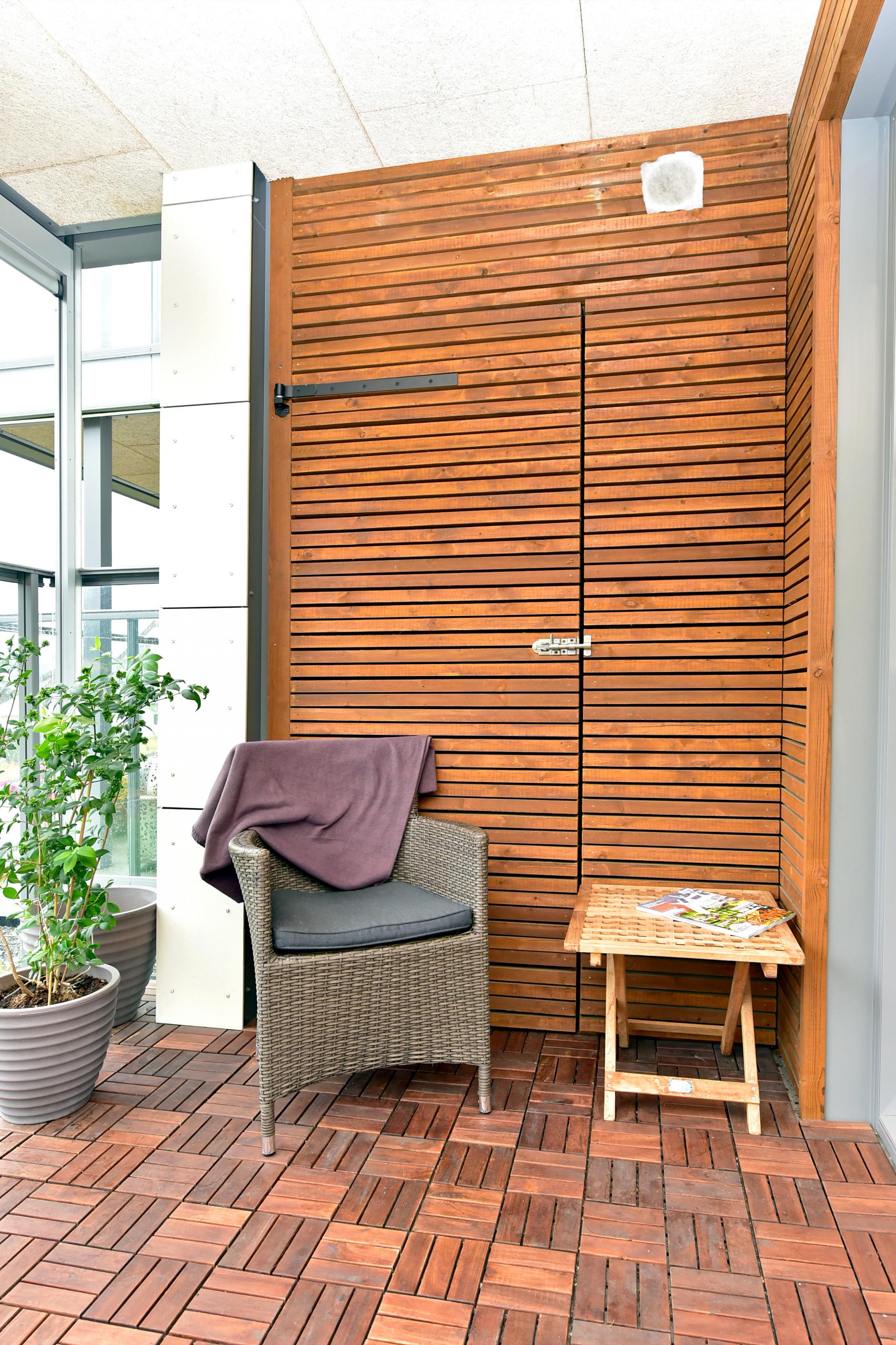 Terrasse med inngang til terrassebod